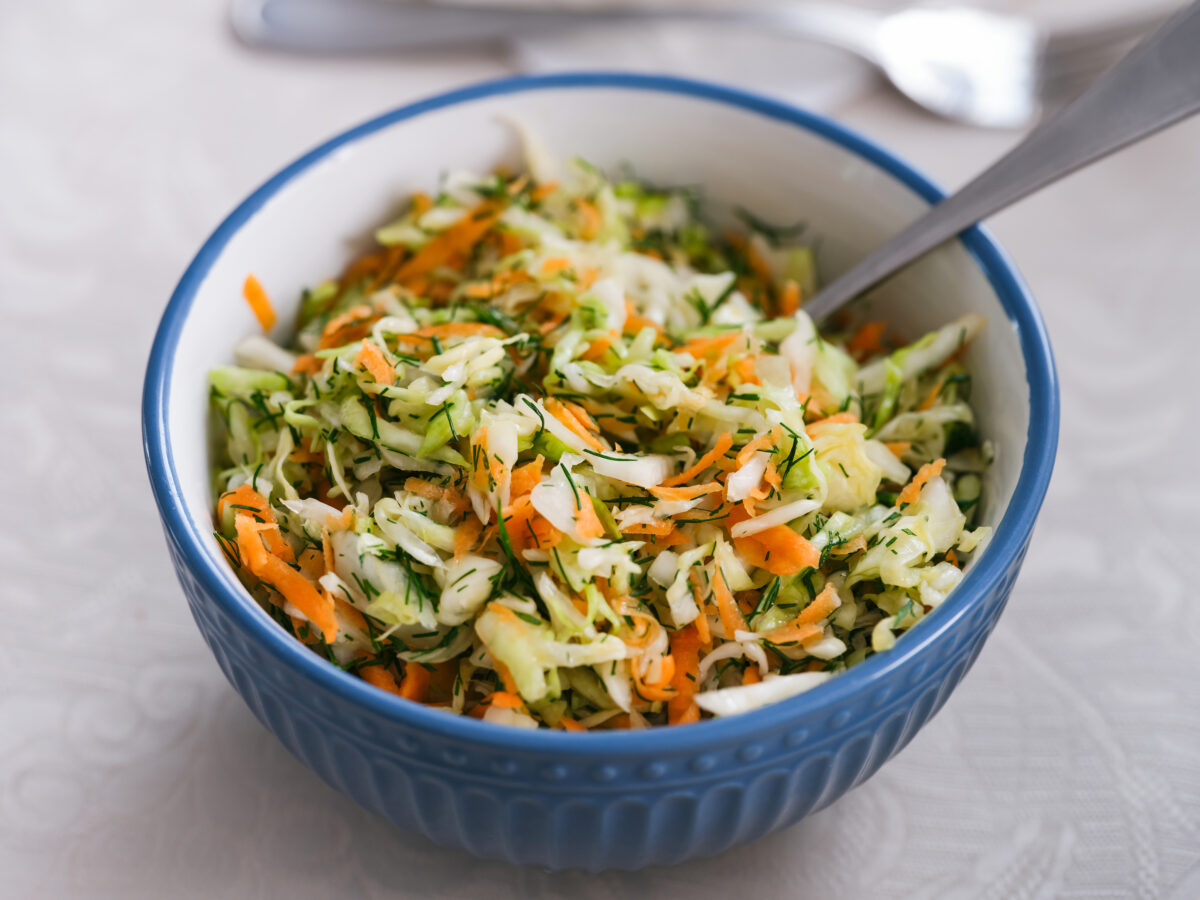 Insalata di cavolo, tofu, carote e alga dulse