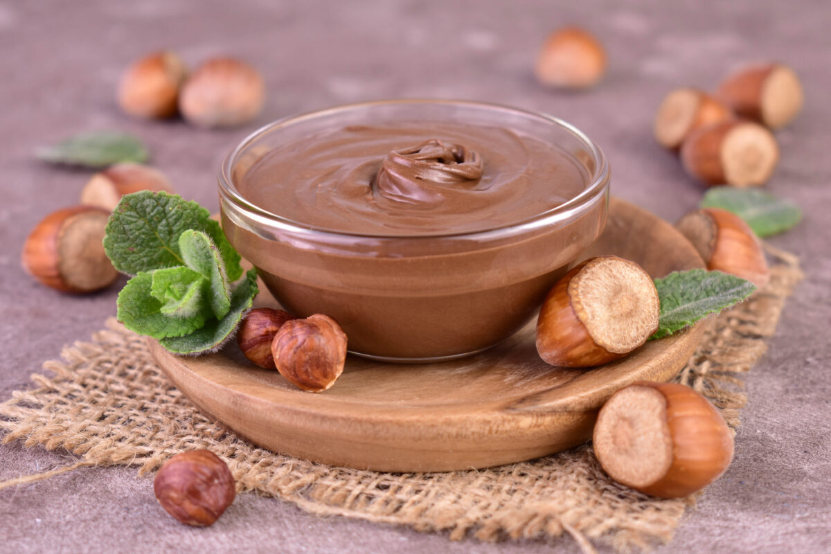 Crema di cacao con datteri e nocciole