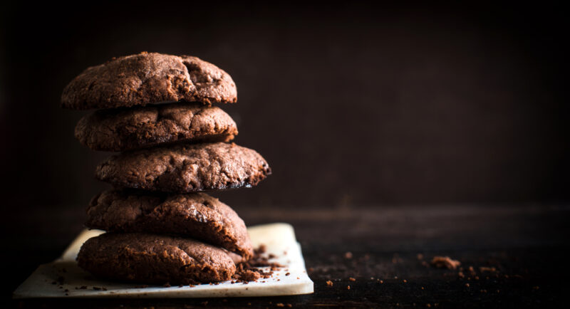 Biscotti al cacao con mandorle e uvetta