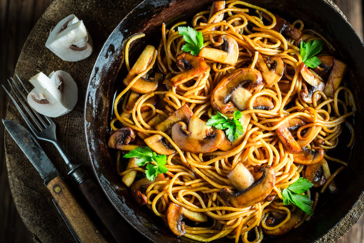 Spaghetti di farro con ragù vegetale ai funghi