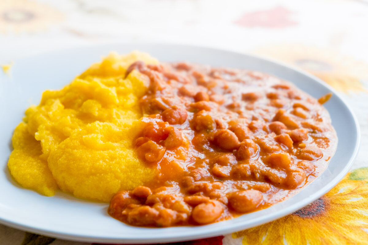 Polenta con stufato di borlotti: la ricetta