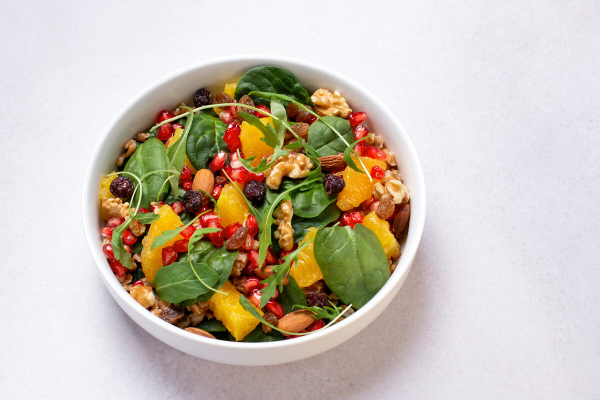 Insalata di farro con avocado, arancia e capperi