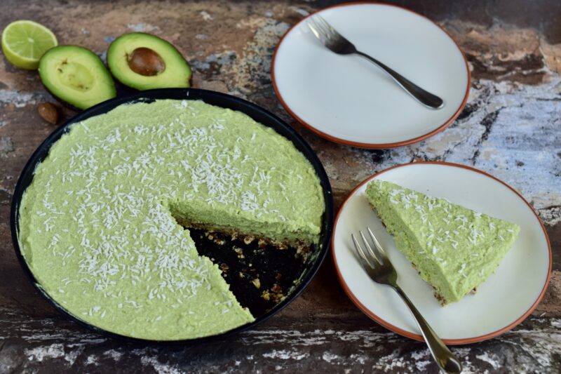 Il semifreddo al cioccolato con avocado e arancia﻿ è buonissimo e goloso, una delizia per il palato. Il cioccolato si unisce al gusto esotico dell'avocado, per un dolce davvero particolare. Ecco la ricetta.