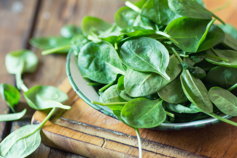 Insalata di spinaci con salsa al dragoncello