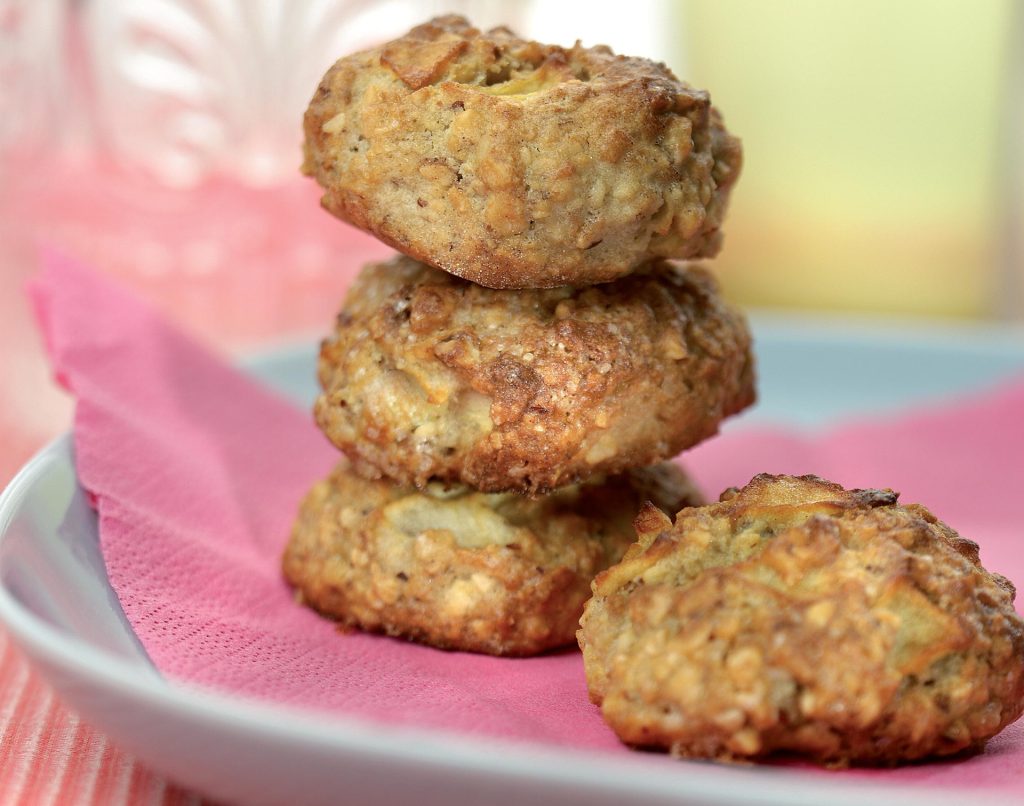 Biscotti giganti con mele e cannella