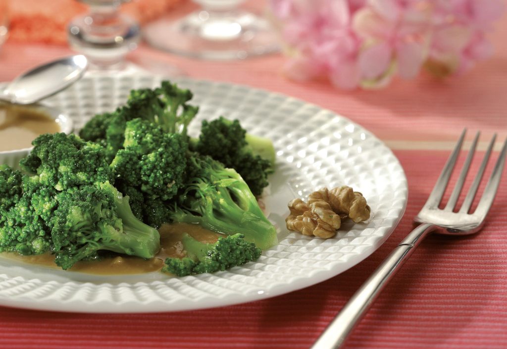 Broccoli con salsa di miso e noci