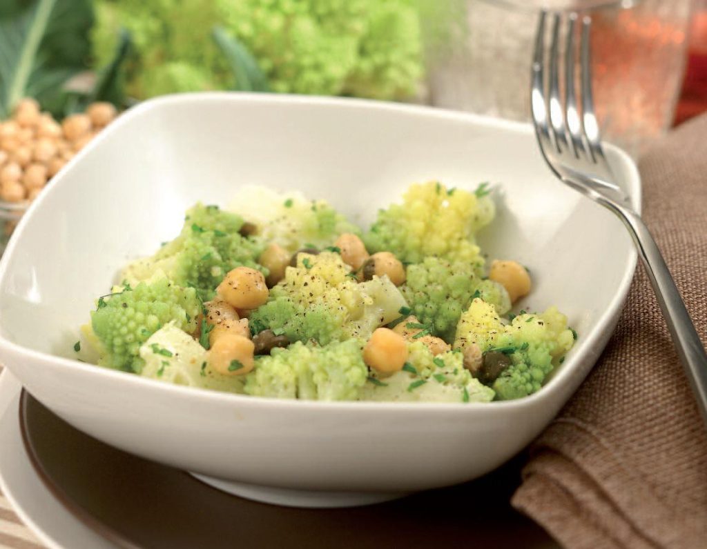 Broccolo romanesco e ceci con capperi e olive