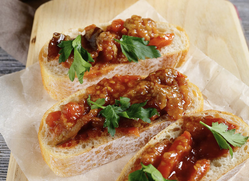 Bruschetta con crema di peperoni e melanzane