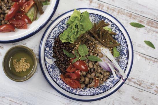 Buddha bowl con quinoa rossa, seitan al timo e fagioli all’occhio