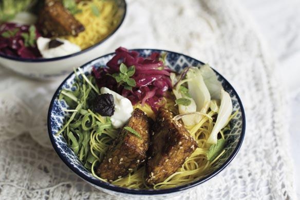 Buddha bowl con tempeh glassato, spaghetti di riso alla curcuma e yogurt greco di soia