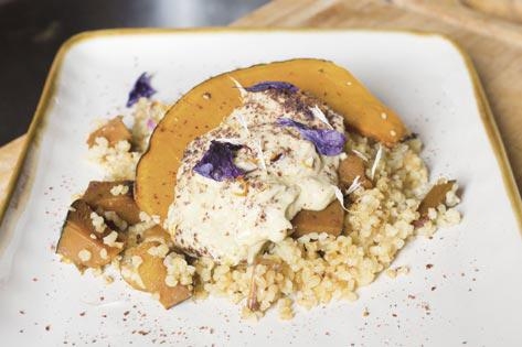 Bulgur con zucca, crema di anacardi e fiori edibili