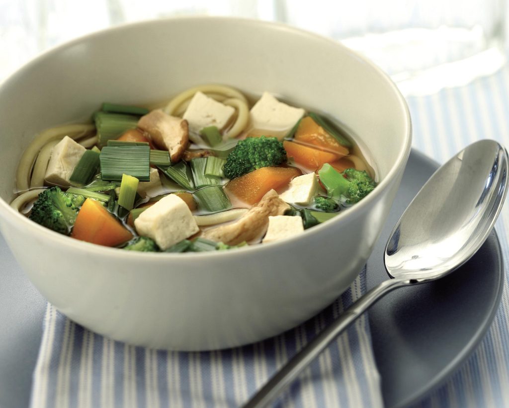 Casseruola di verdure in brodo con pasta