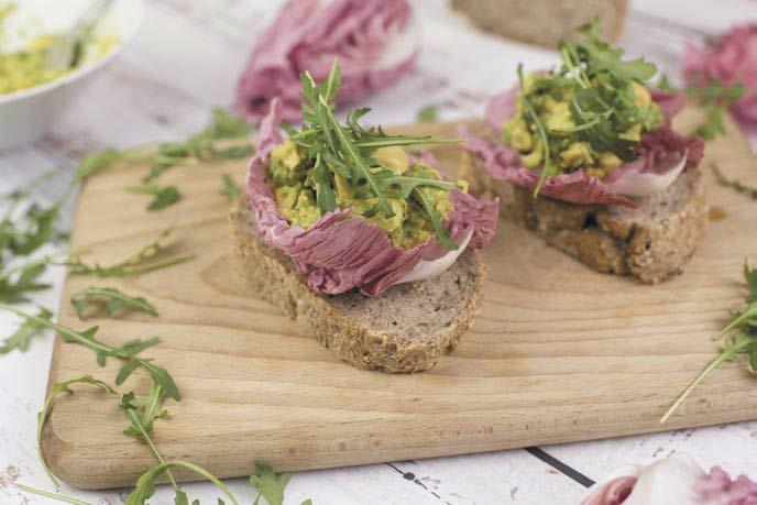 Cicchetti di pane integrale con rosa di Verona, ruchetta e salsa all’avocado