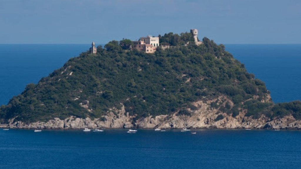 Coro di critiche: «Grave la vendita dell’isola di Gallinara al magnate ucraino»