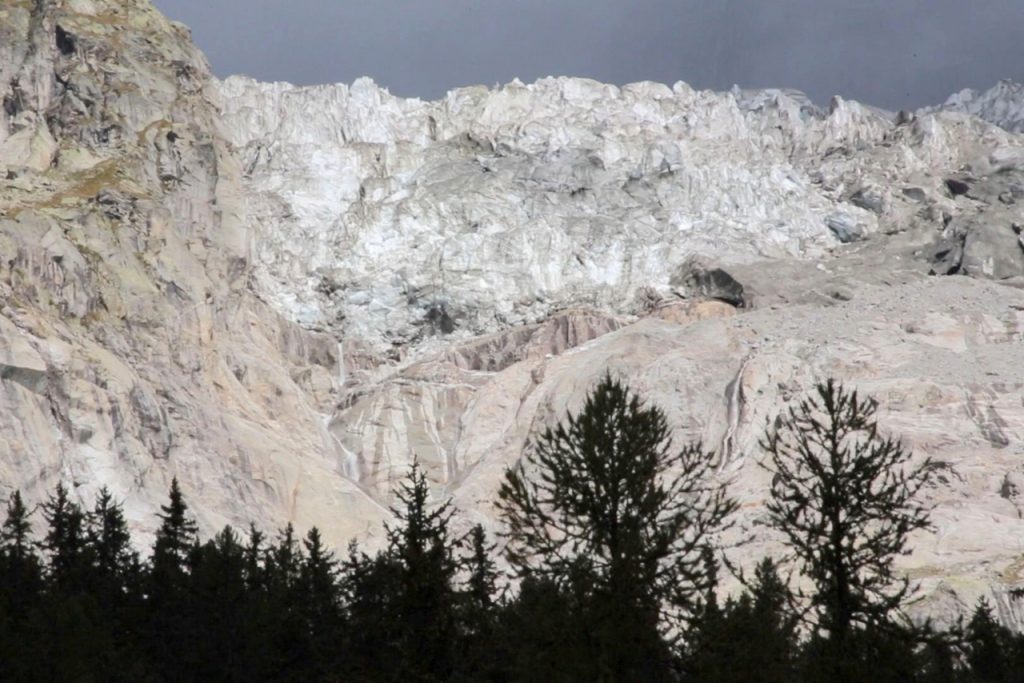 Corre la fusione dei ghiacciai. E in val Ferret c’è il rischio crollo