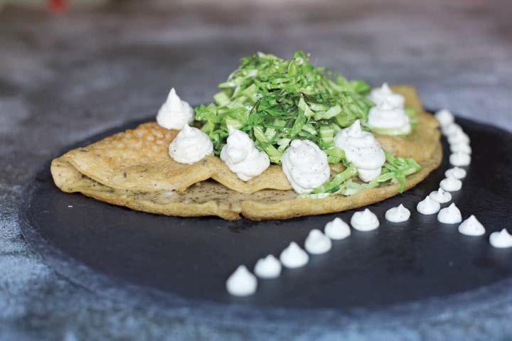 Crêpes di farina di ceci con verza e fermentato di anacardi