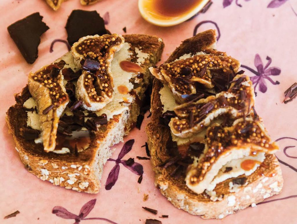 Crostini di pane integrale con tahin, fichi e cioccolato