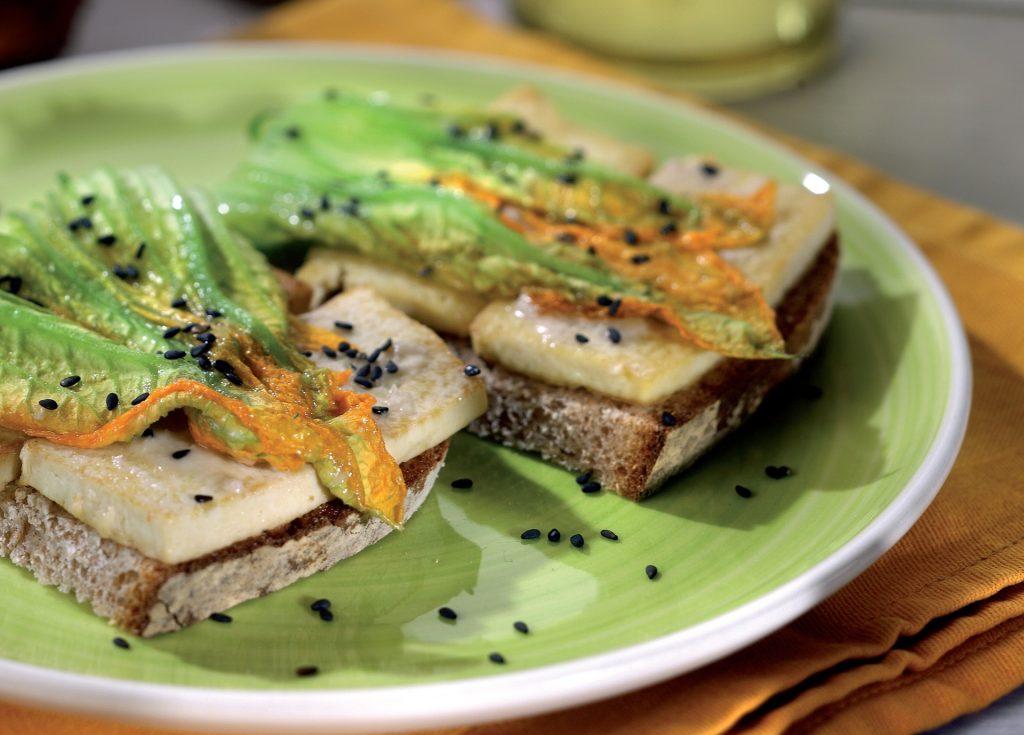 Crostini tofu e fiori