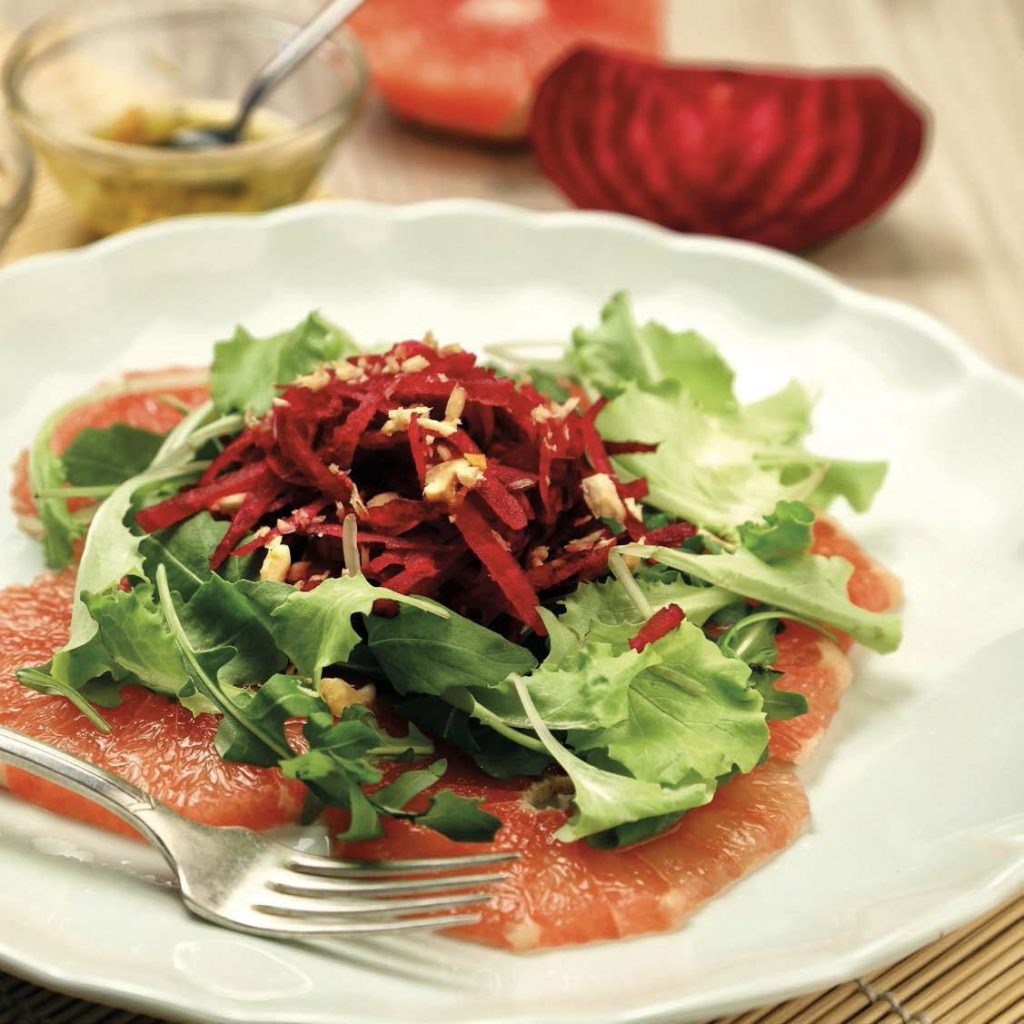 Crudité di barbabietole con nocciole su letto di insalata