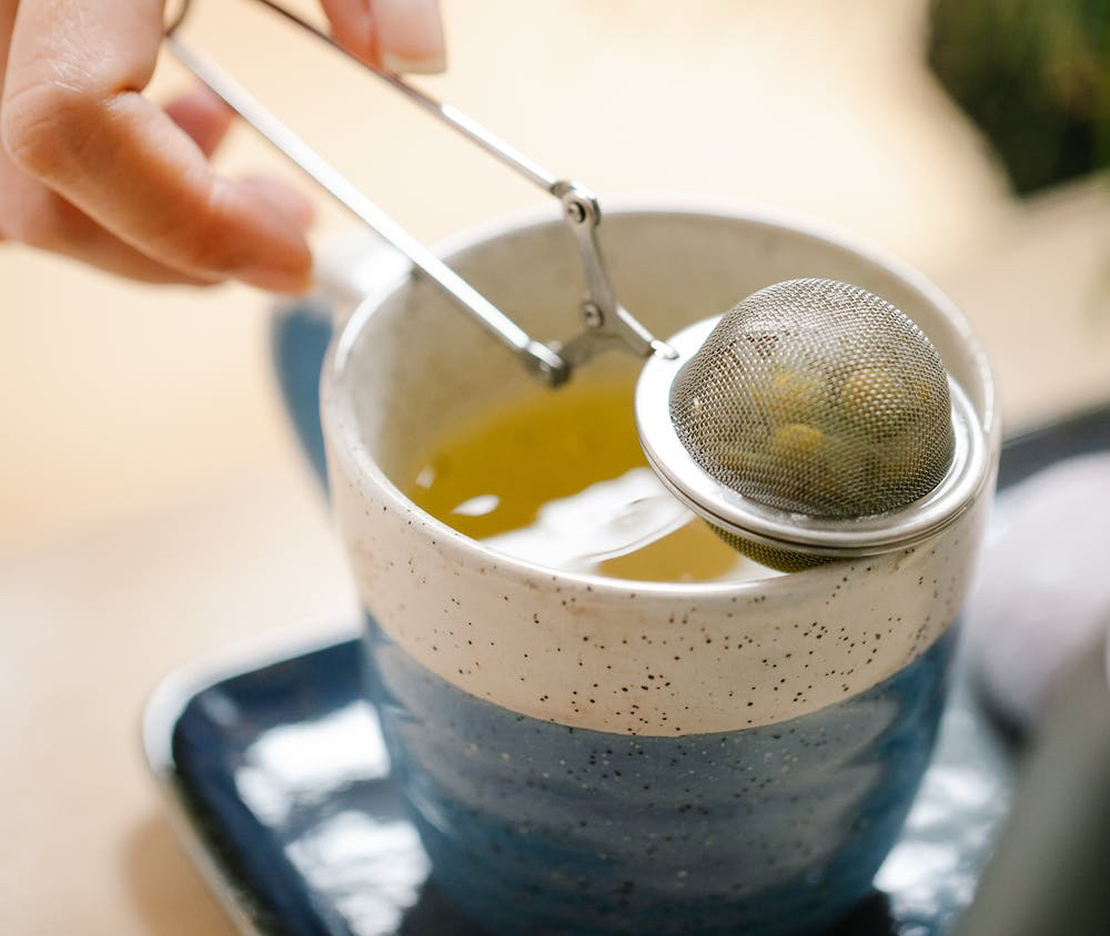 Digestione, raffreddore e mal di testa: come possono aiutare le tisane di erbe