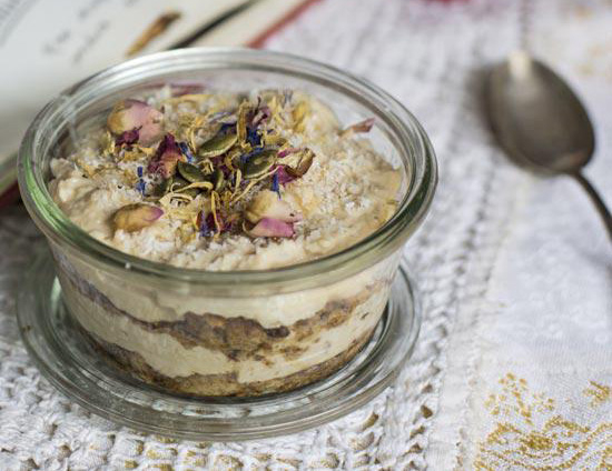 Dolce al cucchiaio con yogurt colato e fiori edibili