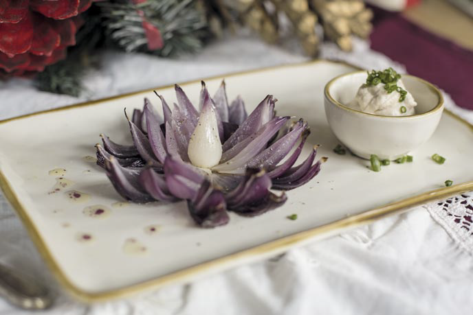 Fiori di Tropea con cremoso alla mandorla e anacardo all’erba cipollina