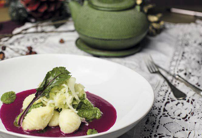 Gnocchi di patata con salsa alla rapa rossa e pesto di prezzemolo