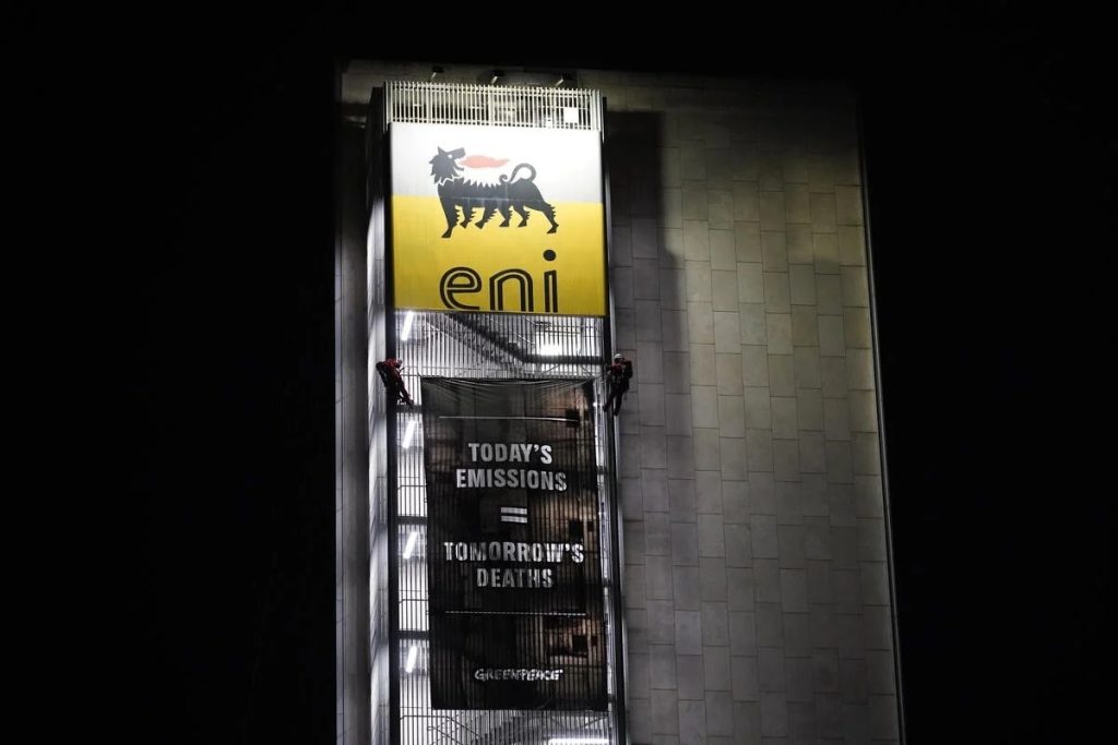 Greenpeace: «Eni, prima censura, poi minaccia»