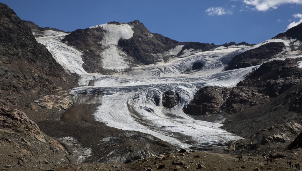 Greenpeace: «Microplastiche sui ghiacciai, rischio contaminazioni a valle»