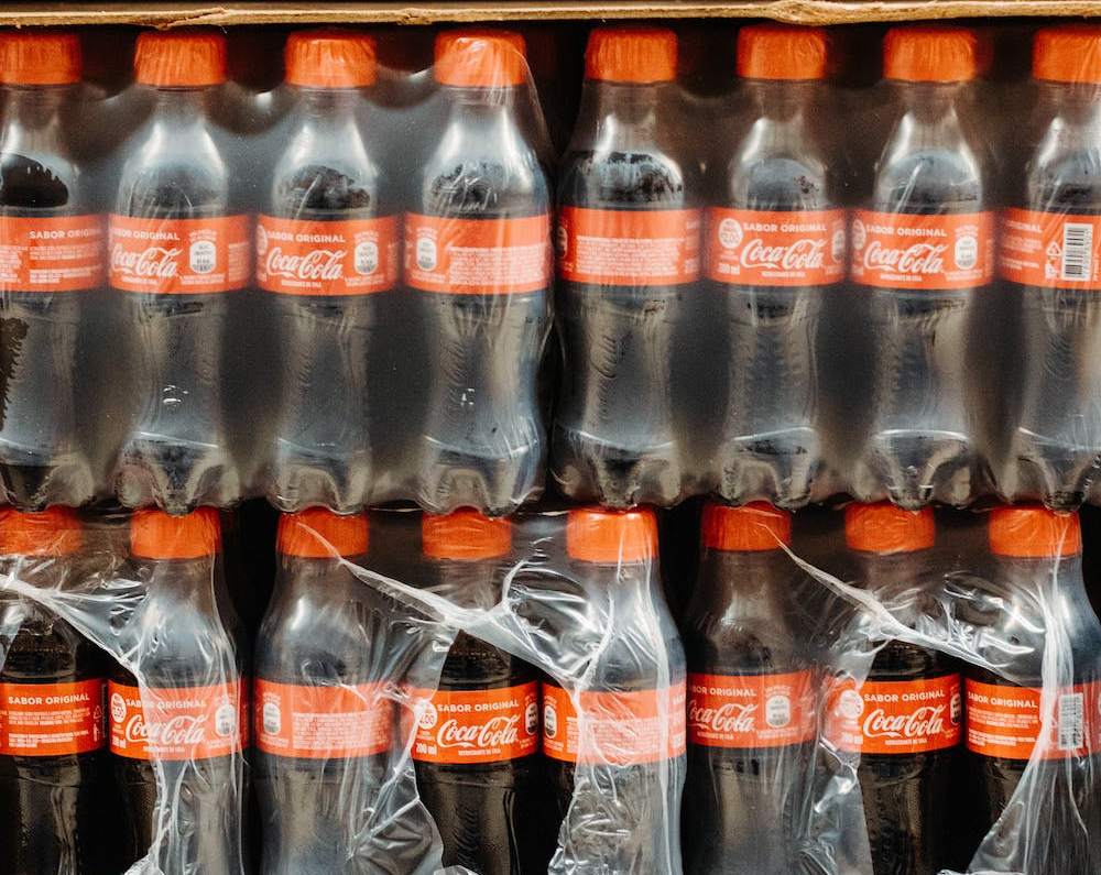 Greenpeace: «Perché è assurdo che Coca-Cola sponsorizzi il summit globale sul clima»