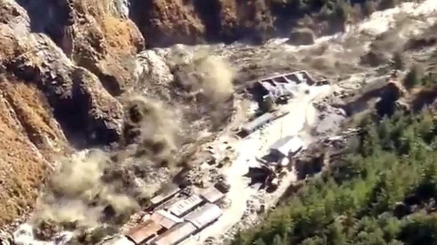 Himalaya: si stacca costone di ghiaccio e provoca tragedia. Dito puntato su clima e dighe