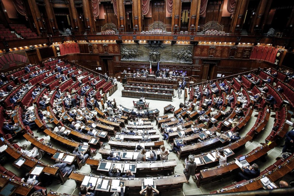 I costituzionalisti: «Tocca al Parlamento decidere sui limiti alle libertà personali»