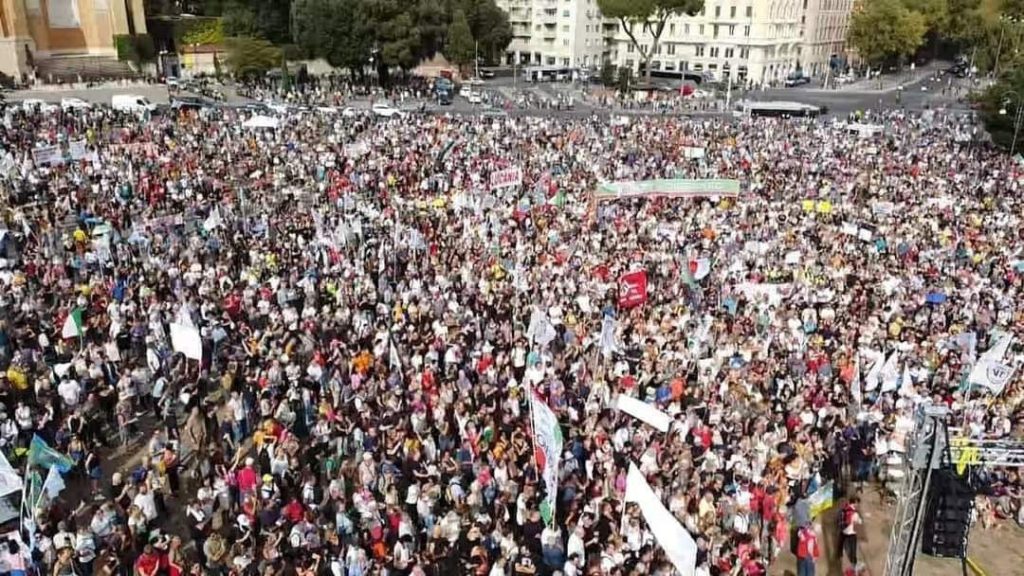 I promotori della manifestazione No Green Pass: «Non si possono subordinare diritti e libertà a un lasciapassare»