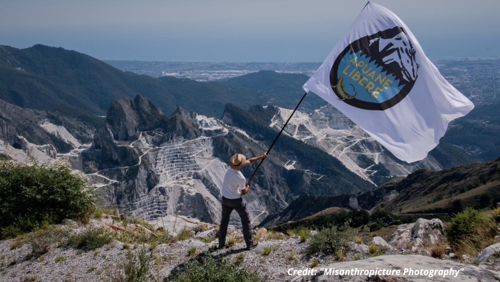 Il comitato Sos Apuane: «Stop alle cave che devastano le montagne»