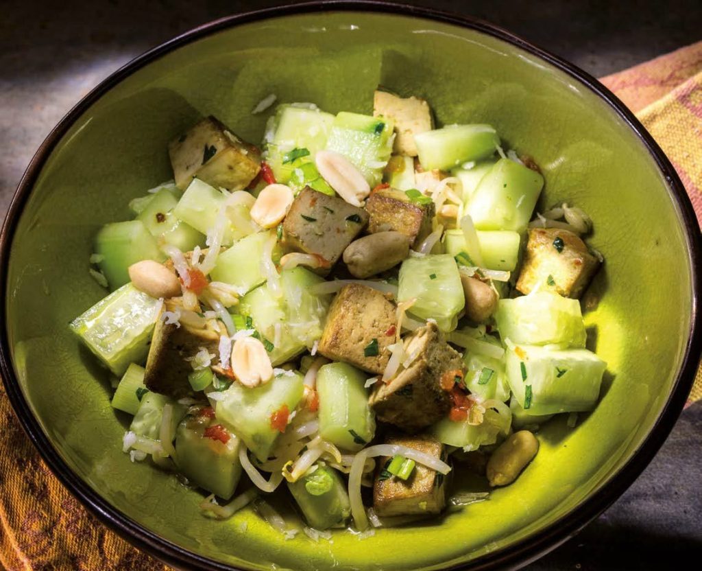 Insalata di cetrioli e germogli di soia al cocco e anacardi