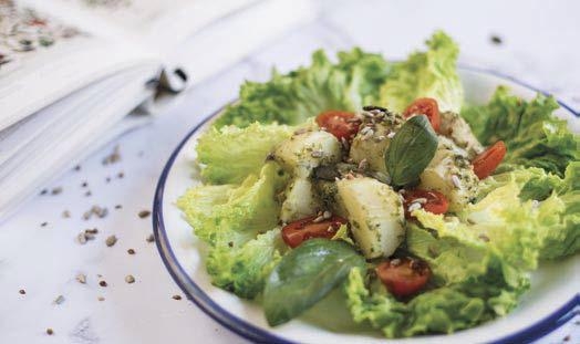 Insalata di patate con pesto di foglie verdi, semi e datterini