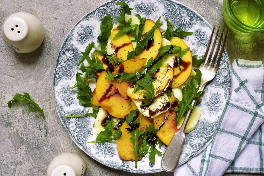 Insalata di pesche, pecorino e rucola