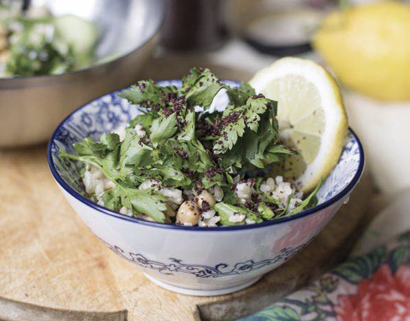 Insalata di prezzemolo, riso integrale e sumac