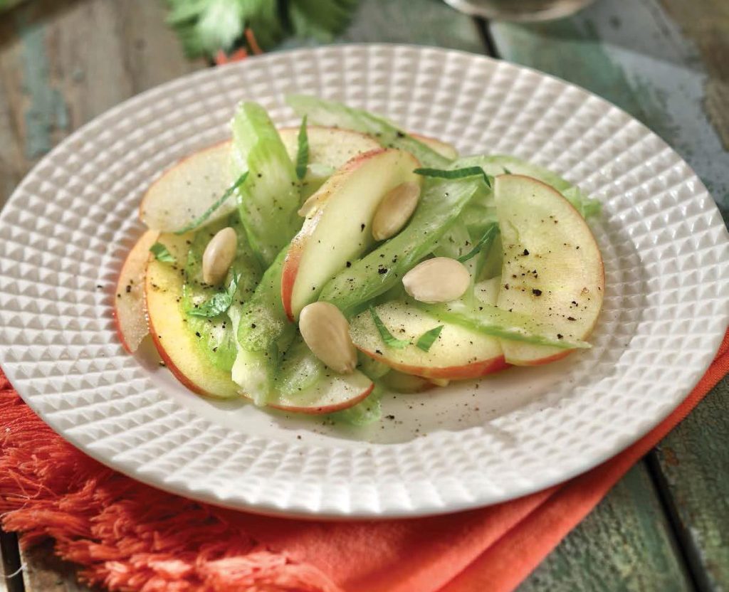 Insalata di sedano e mele Red Delicious, con pepe di Giamaica