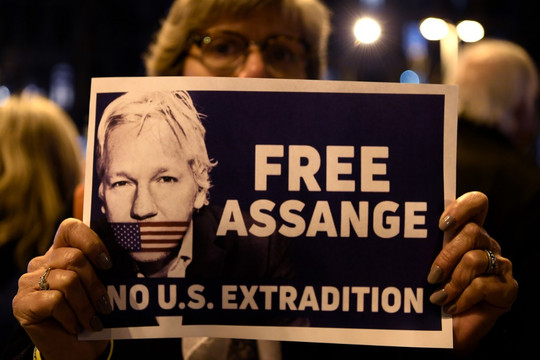 L’appello di Amnesty: «Annullare le accuse contro Assange»