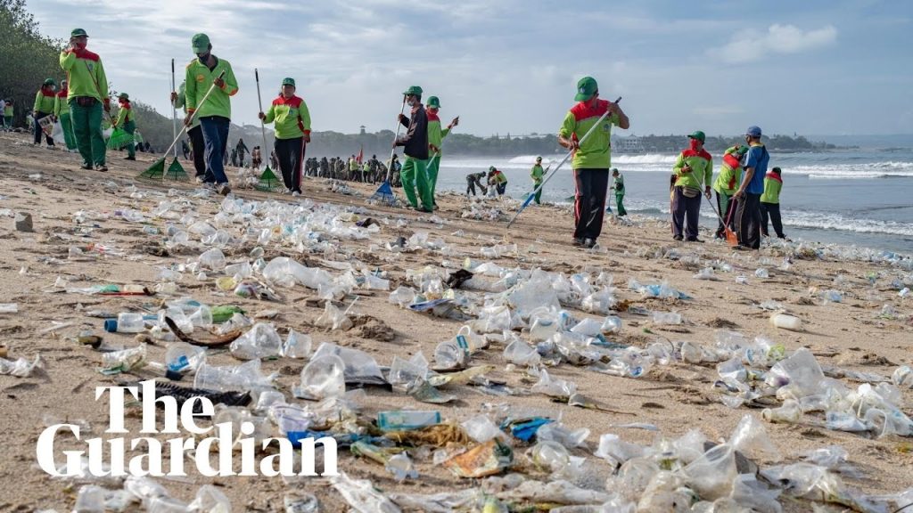 Le spiagge di Bali invase da tonnellate di rifiuti di plastica