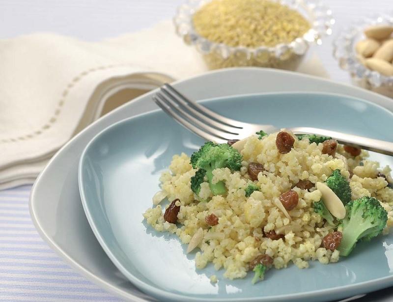 Miglio saltato con broccoli, mandorle e uvetta