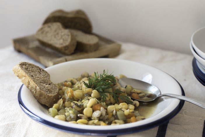 Minestra di cicerchie, aromatiche e scarti vegetali