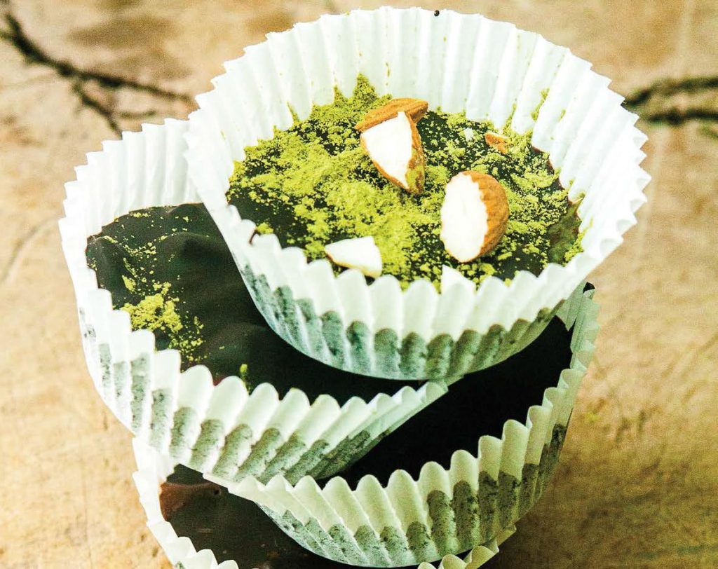 Minicupcake senza cottura di cioccolato fondente, mandorle e matcha