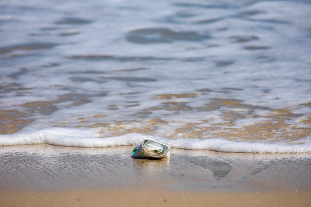 Monitoraggio di Legambiente: «Sulle spiagge in media 834 rifiuti ogni 100 metri»