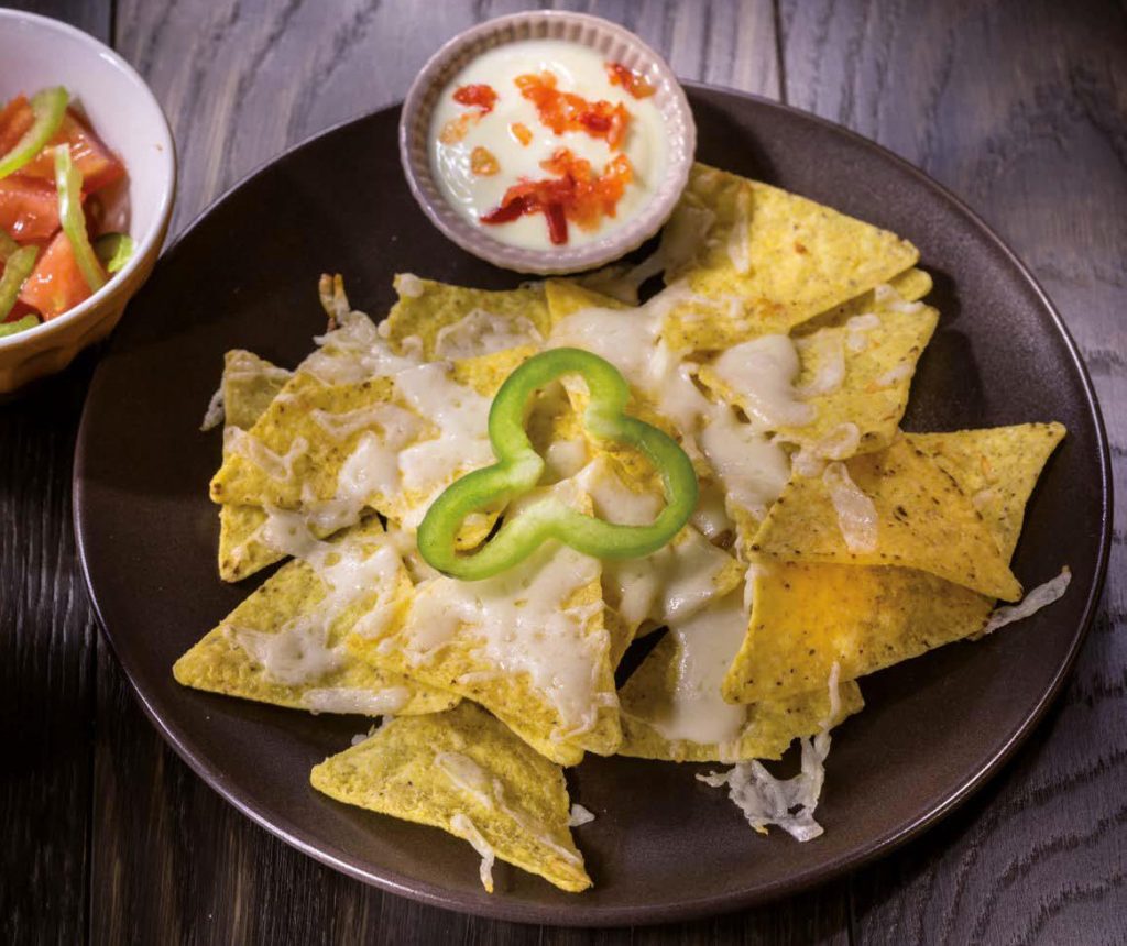 Nachos con formaggio vegetale e peperoncino