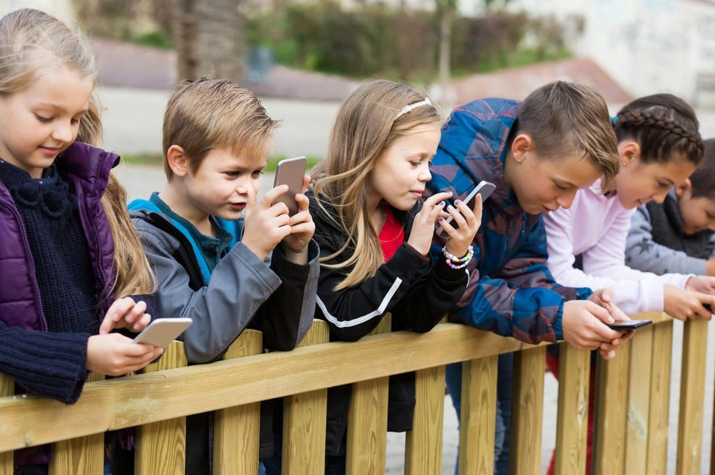 Nativi Digitali, i consigli degli psicologi ai genitori per “guidare” bambini e ragazzi