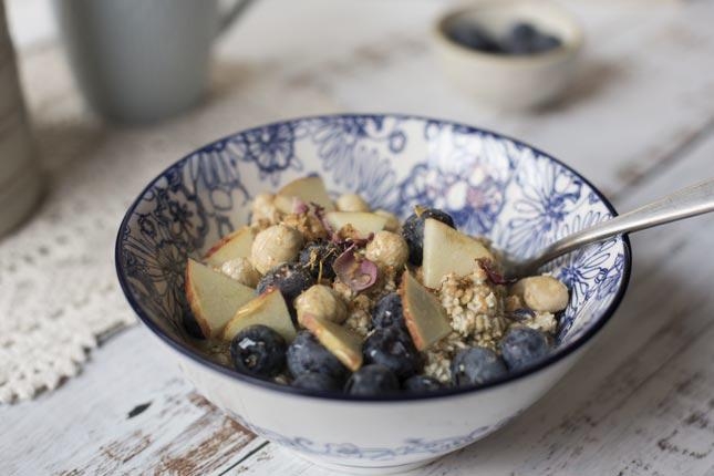 Oatmeal overnight con mirtilli, mele, nocciole e fiori edibili