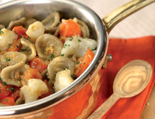 Orecchiette di grano arso e cavolfiore con pomodorini e briciole