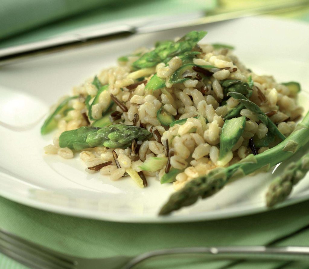 Orzo e riso selvatico con asparagi al profumo di zenzero